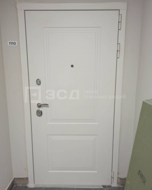 Белая дверь в стиле классика - фото