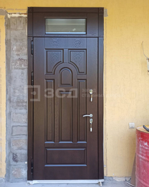 Классическая металлическая дверь с фрамугой наверху с остеклением - фото