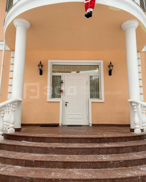 Большая входная шпонированная дверь со стеклопакетом и доводчиком - фото